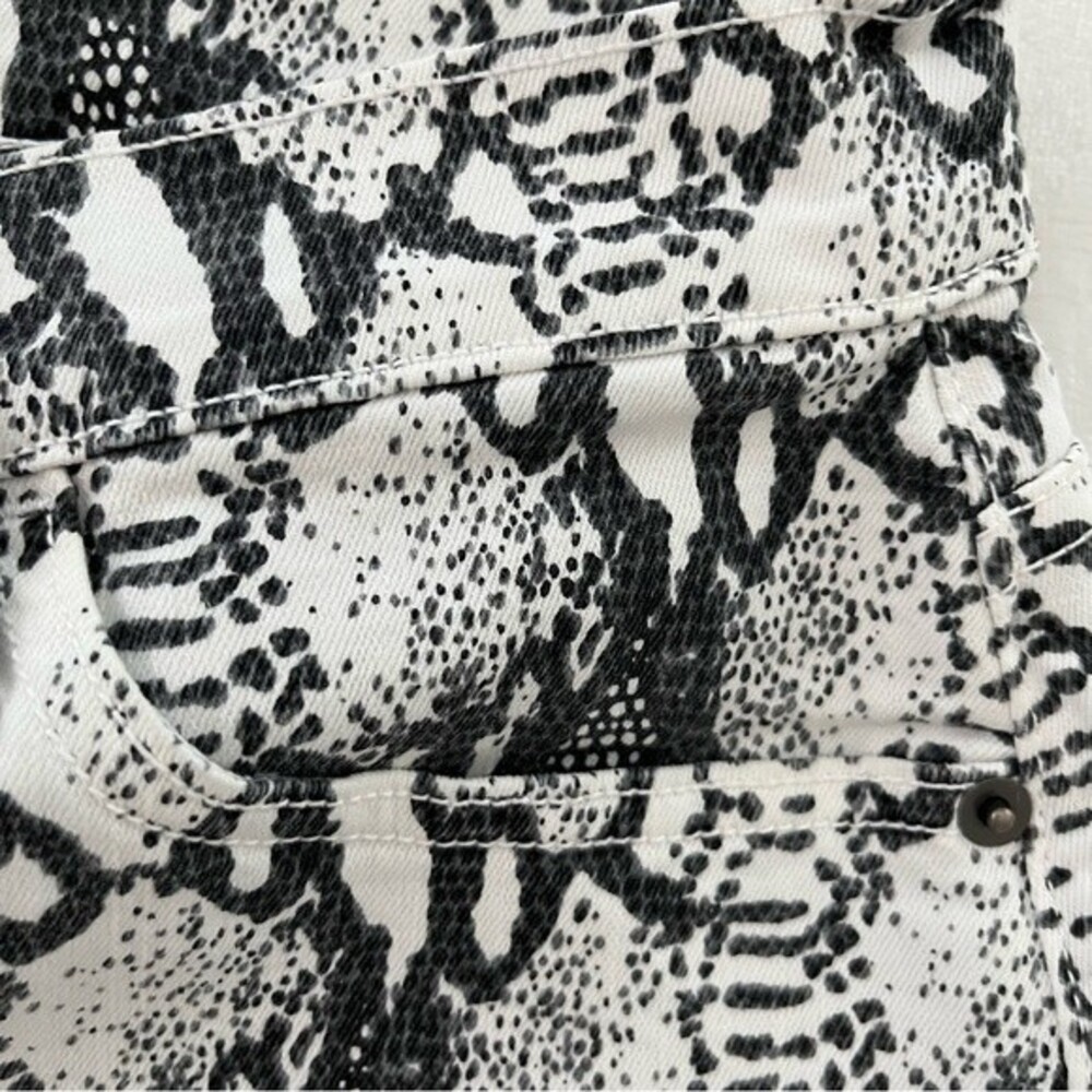 Frame Le Mini Python Print Denim Mini Skirt Grey/… - image 8